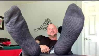 ‪why Are My Feet so Ticklish in Dress Socks?
