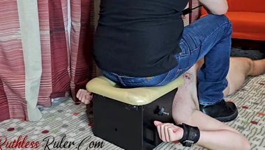 Extreme Jeans Face Sitting