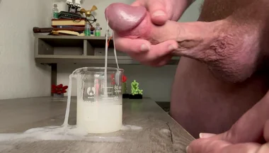 Hung Sperm God Shoots Out 100 mL of Cum In One Session