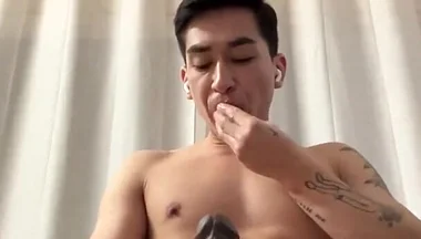 18 Years Boy Tries a Gigant Dildo