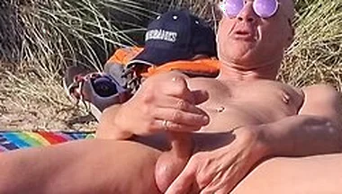 Guy Gets Naked In The Dunes And Wanks In Public!