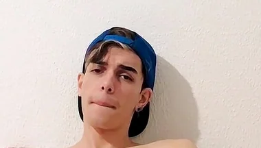 Freeballing Boy Squirts Big