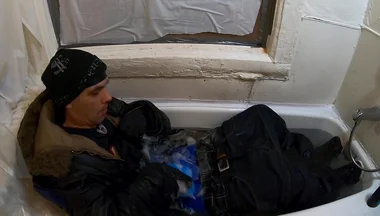 Skater rubbing the bulge in bathtube