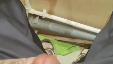 Gopnik Jerking off in the Toilet