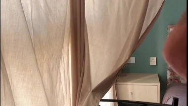 Дик Выскользнул Из Спортивных Нейлоновых Шорт.