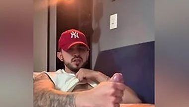 Young Man With Huge Penis Takes Out A Big Explosion Of Cum With Verga Grande
