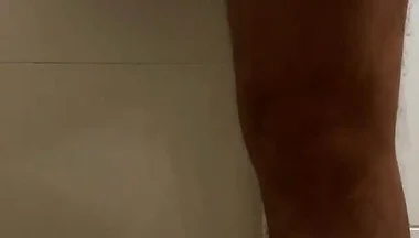 Crossdresser Con Un Gran Trasero En Minifalda Está Orinando