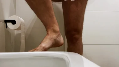 Crossdresser Con Un Gran Trasero En Minifalda Está Orinando