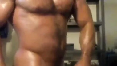 Oiled up Straight Bodybuilder Shows off Muscles and Huge Ass