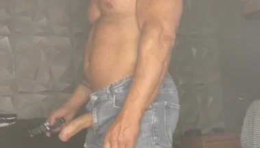 Mr Guru Hjerk of Video. Bodybuilder in Jeans