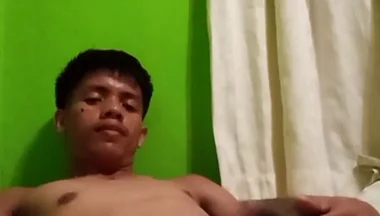 Filipino Twink’s Steamy Solo Session with Explosive Cumshot
