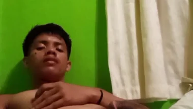 Filipino Twink’s Steamy Solo Session with Explosive Cumshot