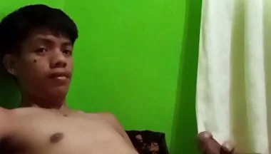 Philippino Twink Boy Jerks off in Bed, Huge Cumshot!