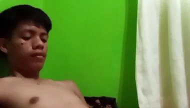 Philippino Twink Boy Jerks off in Bed, Huge Cumshot!
