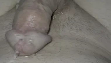 Tenn Shower Piss in Bellybutton