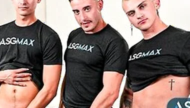 Inked Muscled Jock Spitroasted Hard In Hot Threesome With Spit Roasting