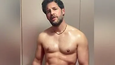 Muscle Blind White Guy Jerk Off And Cum On His Body