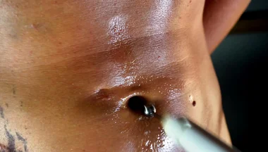 Navel Takes the Machine. From Slow Stretch to Hard Rhythm