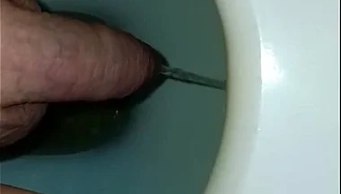 Pee in Toilett