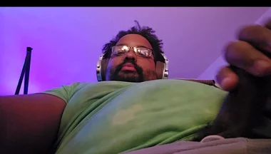 Thick Stepdaddy Jerks off While Editing His Own Vid