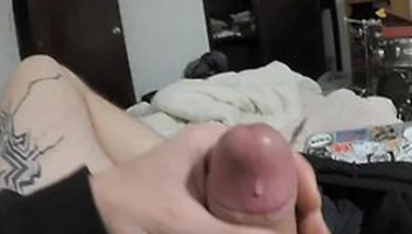 Este Joven Revela Que Tiene Una Verga De Tamano Enorme! Tan Grande Y Gorda Como Su Brazo! Increible