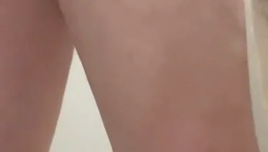 Amateur Caught Pissing Handsfree in Public Toilet