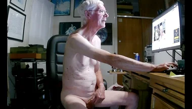 Obeying a Fan's Instructions on Live Web Show