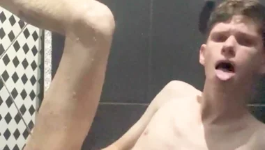 Kedoimath - a Twink Ready to Get Fucked in the Shower