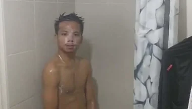 Pinoy Twink Get Hard Under the Shower