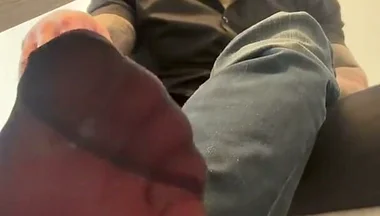My Itchy Athlete’s Foot at the Office Desk: My Coworker Is Scratching My Soles & Toes While I’m on a Video Cal