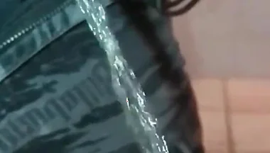 Pissing 02