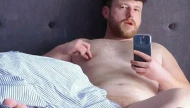 Day off means solo time and some nipples play