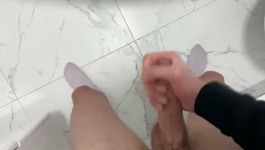 Guy Cums Juicy Without Hands in the Bath
