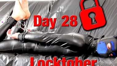 Locktober Tag 28 Rubber in Hogtie Selfbondage