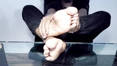 I Expose My Bright Male Soles (2025)