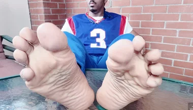 I Touch and Show My Male Feet in the Solarium (2025)